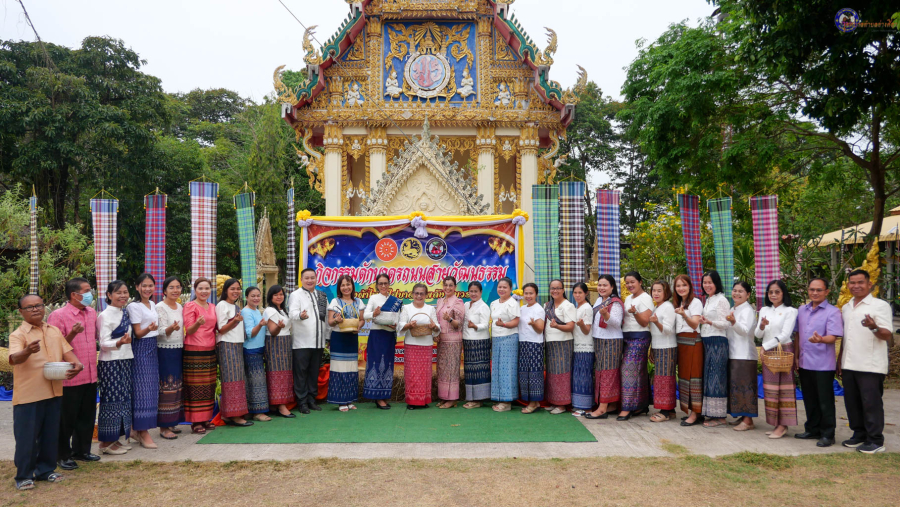 กิจกรรมตักบาตรถนนสายวัฒนธรรมวัดศรีนวล  “พลังบวร นุ่งผ้าไทย ใส่บาตร” 2568